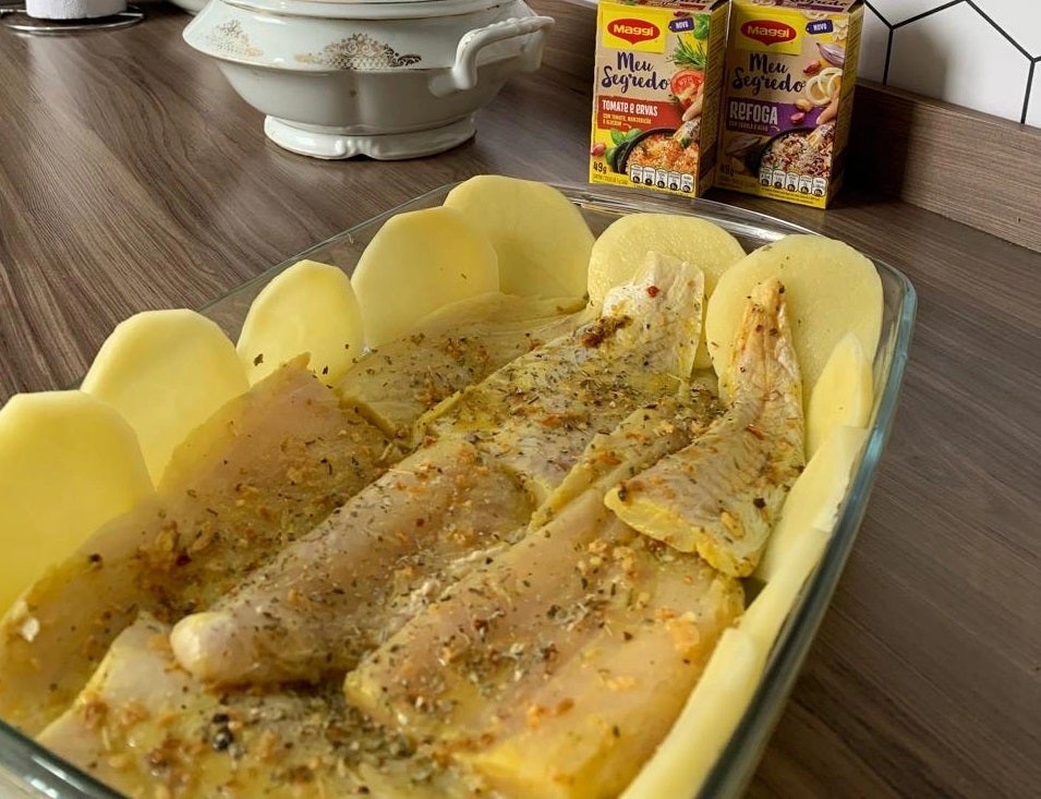 Receita de Filé de Tilápia Assada com Batata no Forno